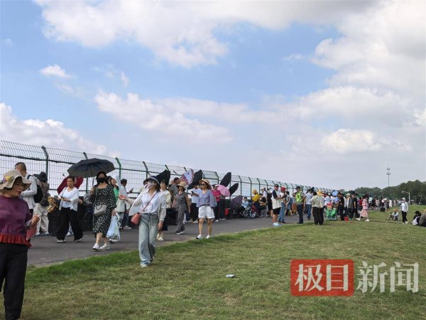盈禾配资 “天下第一潮”将迎最佳观潮期，游客提前3小时冒30度高温挤满观潮堤坝