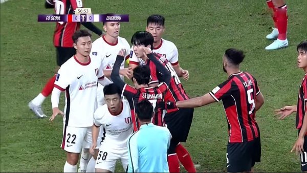 股粮网 泪洒现场！罗慕洛受伤，亚冠大战：蓉城硬杠首尔，费利佩进球被吹